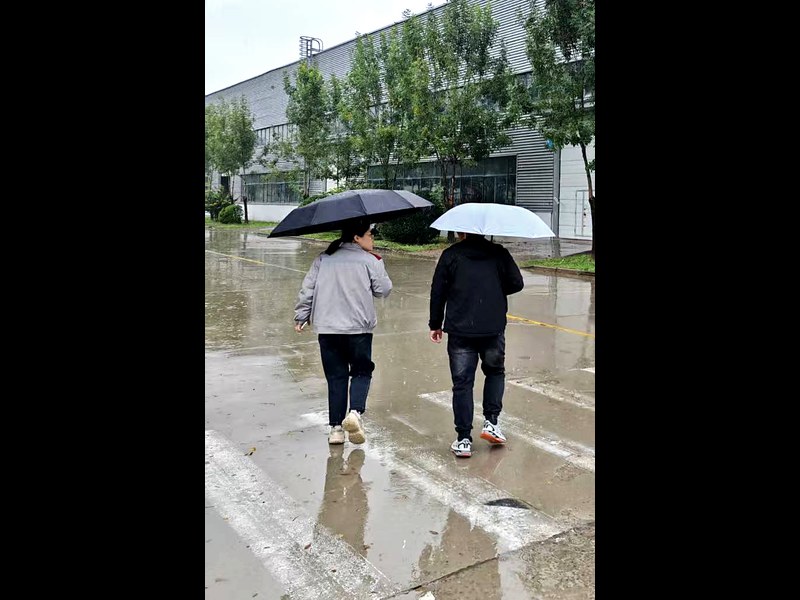 走访新能源主机厂整车基地厂区,技术人员进入总装车间前